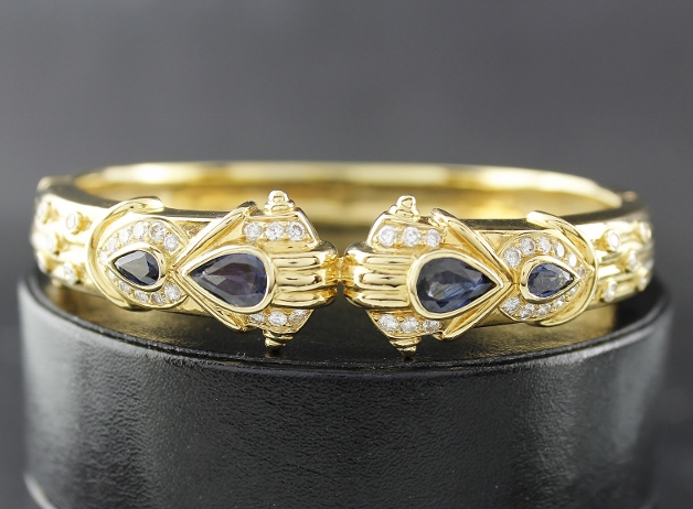 (image for) A 18K YELLOW GOLD DIAMOND & SAPPHIRE BANGLE
